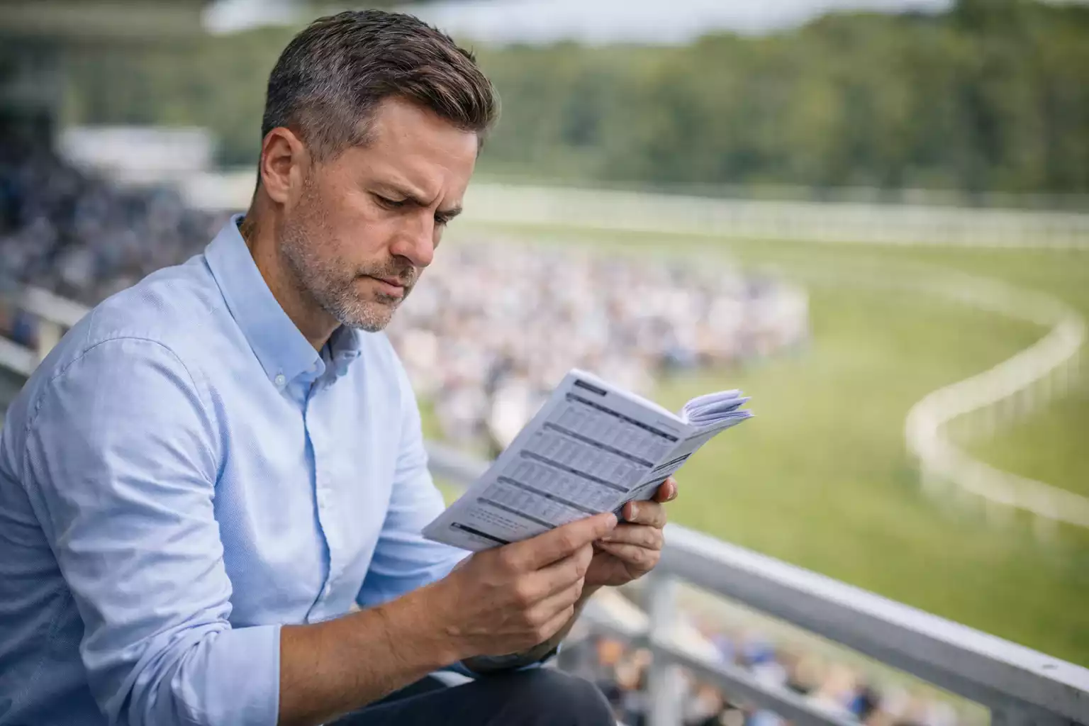 Fokussierter Wetter analysiert Rennprogramm
